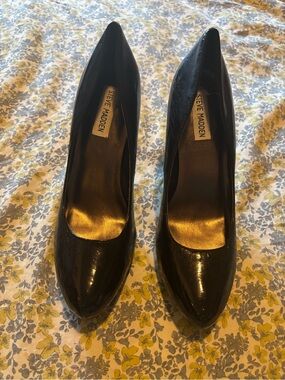 Steve Madden Black Patent Pointed-Toe Pumps